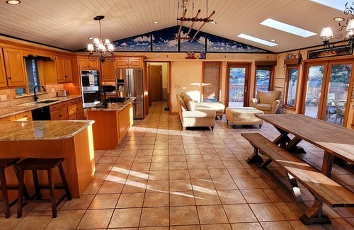 Earlville House | Private INDOOR HEATED POOL + Hot Tub + Game Room - Family Friendly