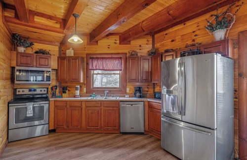 Cosby Cabin | Private Indoor Pool, Hot Tub, Fire Pit, Pool Table, Free Attractions!