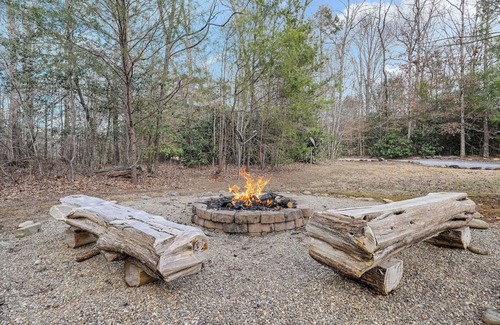 Cosby Cabin | Private Indoor Pool, Hot Tub, Fire Pit, Pool Table, Free Attractions!