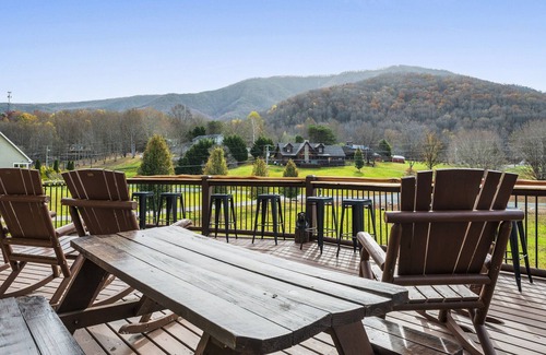 Gatlinburg - Pigeon Forge Cabin | PRIVATE INDOOR POOL HEATED, HOT TUB, ARCADE, THEATER,FIREPIT,GRILL,DECK, PETS OK