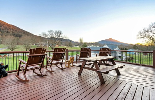 Gatlinburg - Pigeon Forge Cabin | PRIVATE INDOOR POOL HEATED, HOT TUB, ARCADE, THEATER,FIREPIT,GRILL,DECK, PETS OK