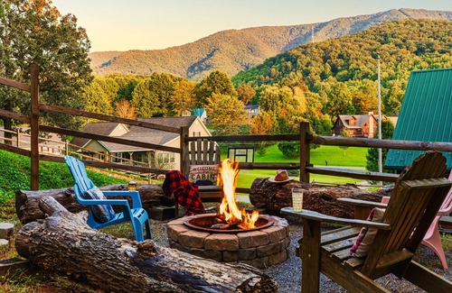 Gatlinburg - Pigeon Forge Cabin | PRIVATE INDOOR POOL HEATED, HOT TUB, ARCADE, THEATER,FIREPIT,GRILL,DECK, PETS OK