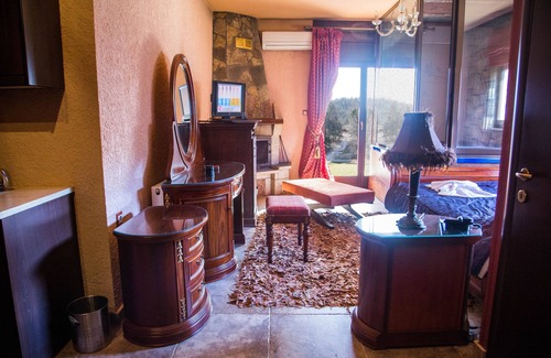 Krionerion House | Private Jaccuzzi Suite