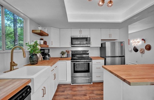 Locust Lake Village House | Private Jacuzzi, Firepit, Grill, Backyard entrance to East Lake, Tennis, Basketball, Soccer, Volleyball!
