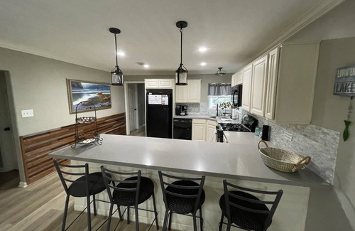 Conroe House | !Private Lake! Fishing, Swimming & MORE! Charming Lakeside Bungalow!