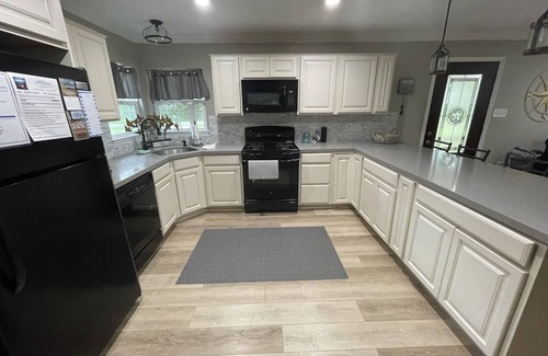 Conroe House | !Private Lake! Fishing, Swimming & MORE! Charming Lakeside Bungalow!