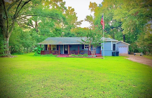 Conroe House | !Private Lake! Fishing, Swimming & MORE! Charming Lakeside Bungalow!