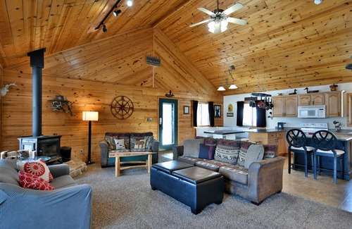 Stone Lake House | Private Lake Sissabagama house retreat
