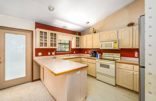 Lake Panasoffkee House | Private Lake View House Rental close to wonderful Big Bass Grill restaurant