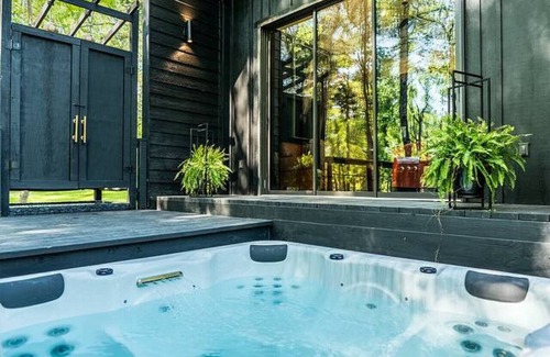 Bullard Apartment | Private Lakeside Couples Cabin, Hot Tub & Fire Pit - Dark Horse