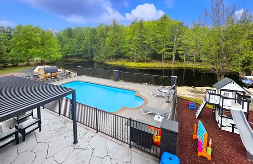 Woodbourne House | Private Lakeside Paradise - Pool/2Hot tub/Sauna/RV/Pickleball/Basketball