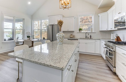 Rockford House | Private Lakeview Haven in Rockford