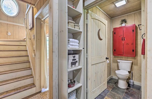 Lansing Cottage | Private Lansing Oasis, 8 Miles to Creeper Trail!