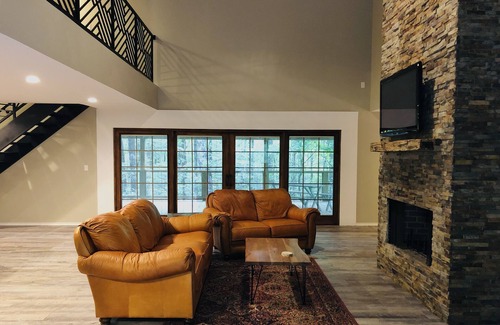 Salem House | Private Lodge with Loft and Balcony Near Auburn: 2 Bed/ 2 Bath/ Huge Deck