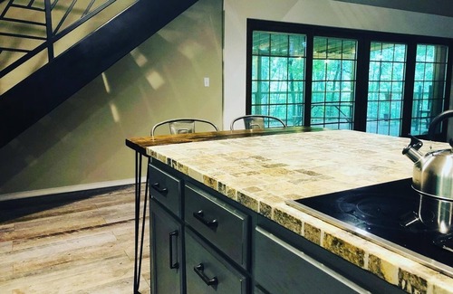 Salem House | Private Lodge with Loft and Balcony Near Auburn: 2 Bed/ 2 Bath/ Huge Deck