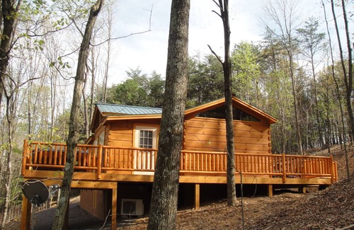 Berkeley Springs Cabin | Private Log Cabin - Hot Tub, NEW SatelliteWi-Fi, Fireplace, Sm Pet Considered