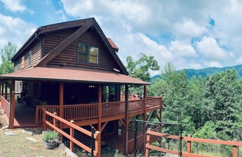 Marion Cabin | Private Log Cabin in woods, Fenced, Mountain Views