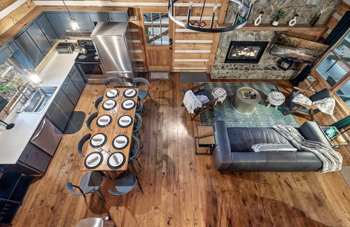 Dial Cabin | Private Log Cabin Near Aska Adventure Area!