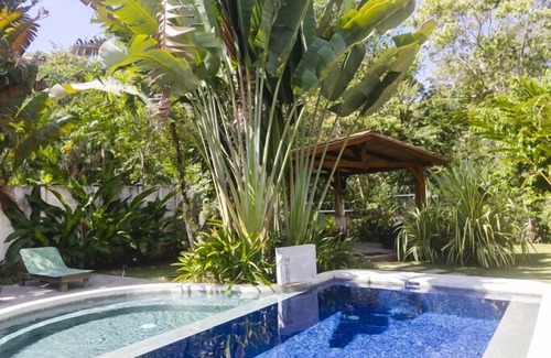 Barrio Ricos y Famosos House | Private Lush Gem in heart of Jaco with Large Pool!
