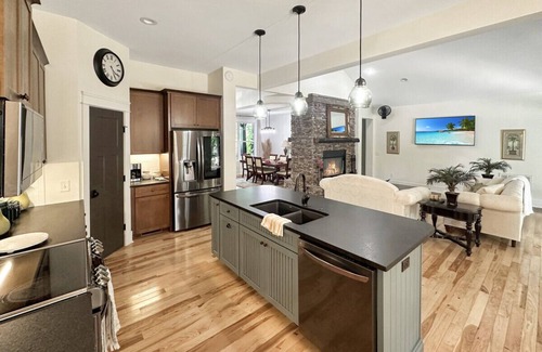 Southern Pines House | Private Lux Retreat - Movie Room & Putting Green