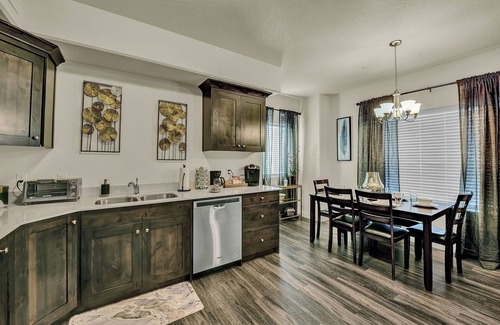 Clearfield Apartment | ⭐️ Private Luxury Apt ⭐️ Fast WiFi ⭐️ 4K HDTV ⭐️ Hill AFB