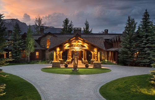Moose Wilson Road Villa | Private, luxury four-bedroom main house and two-bedroom guest house.