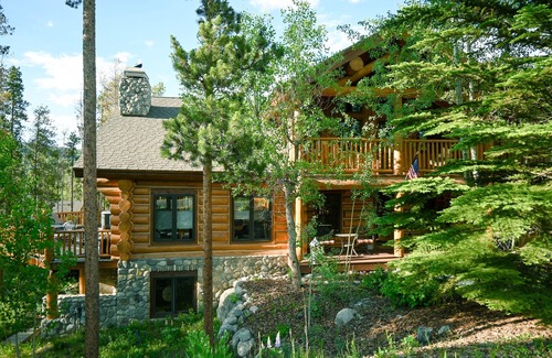 The Reserve House | Private Luxury Home-10 minutes to Ski Resorts-Walk to Restaurants-Hot Tub