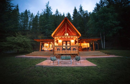 Nakusp Cabin | Private Luxury Lake House on large waterfront property with fire-heated hot tub