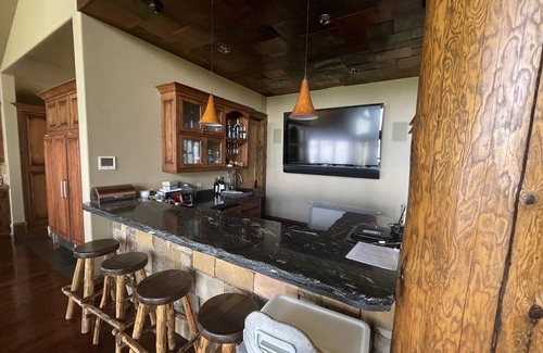 Lakeside House | Private Luxury on 8acers with Amazing views and Spacious Accommodations