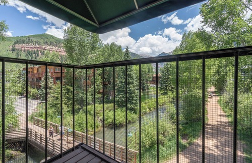 Telluride Hotel | Private Manitou Lodge Room With Two Decks Overlooking the River