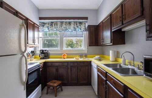 Redstar House | Private Manor with Hot Tub on 6 Acres near New River Gorge