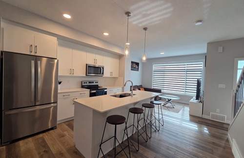 Southwest Edmonton House | Private Master Bedroom | Ensuite, Walk-In Closet | Central AC | Near Airport