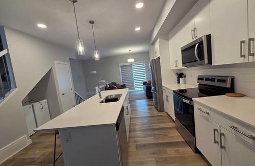 Southwest Edmonton House | Private Master Bedroom | Ensuite, Walk-In Closet | Central AC | Near Airport