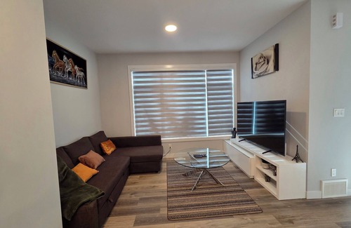 Southwest Edmonton House | Private Master Bedroom | Ensuite, Walk-In Closet | Central AC | Near Airport