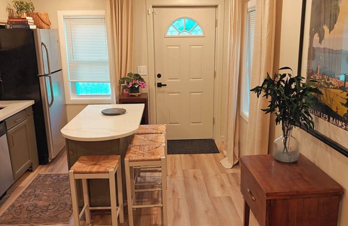 Payne - Phalen House | Private Modern 1 Bedroom Main Suite City Home