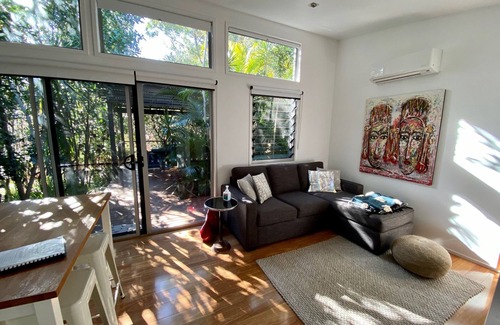 Boomerang Beach Apartment | Private, modern self-contained studio in Elizabeth Beach