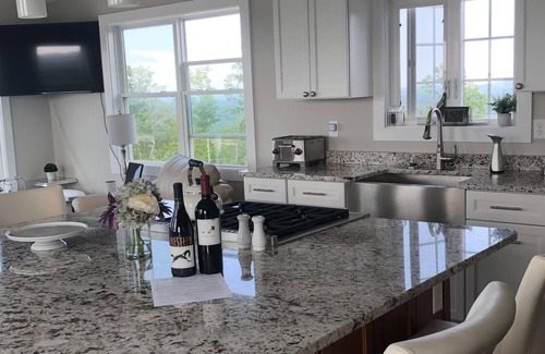 Wakefield House | Private Modern Mountain Getaway with 360 views of lakes and mountains
