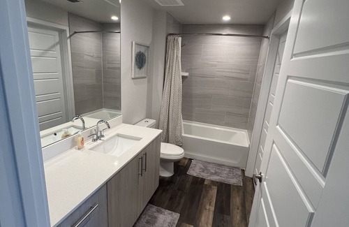 Allapattah Condo | Private Modern Room