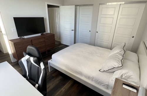 Allapattah Condo | Private Modern Room