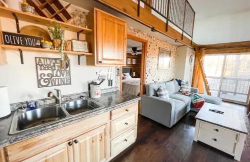 Colorado Springs Villa | Private Mountain Cottage! King Bed * 8 Acres