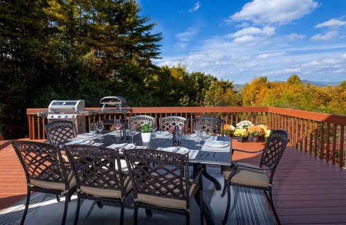 Murphy House | Private Mtn Home with views, Hot Tub, 3 Fireplaces, Steam Shower, Pizza Oven