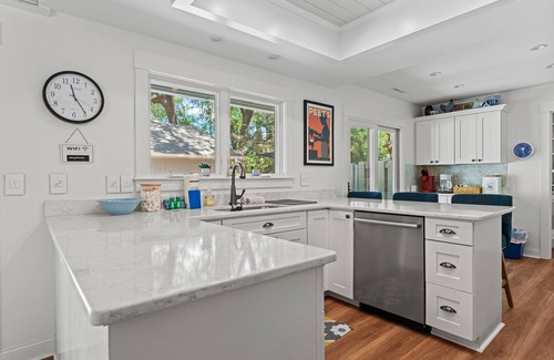 Lawton Woods House | Private Oasis with Pool ~ Pet Friendly ~ Fully Fenced Yard ~ 3 Pender Lane