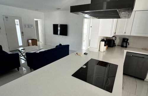 Edgewood House | Private Oasis-5-bedroom, 3 bathroom house with big Pool,12 beds, Sleeps 16+