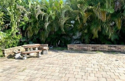 Edgewood House | Private Oasis-5-bedroom, 3 bathroom house with big Pool,12 beds, Sleeps 16+