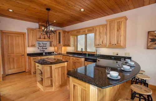 Tynecastle Cabin | Private Oasis in Tynecastle