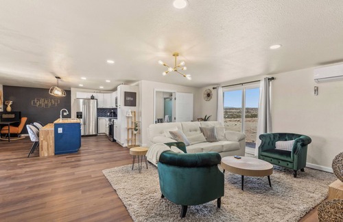 Twentynine Palms House | Private oasis on 5 acres! Family friendly, Close to the military base!