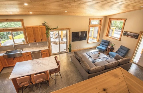 Rossland House | Private oasis with sauna and hot tub @ Red Mountain