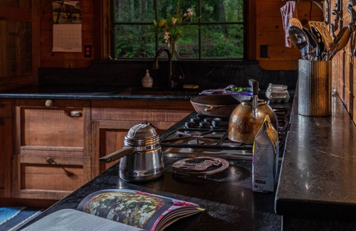 Smith River Cabin | Private Off Grid cabin on North Fork of Smith River - WiFi - Pet Friendly