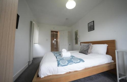 Heathrow Villages House | Private on suites- Private Bathroom every room-1 Bus to Heathrow Airport