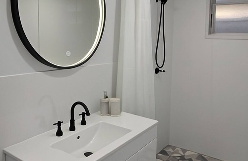 Bathurst Apartment | Private One-Bedroom Studio with Ensuite & Kitchenette – Near Hospital